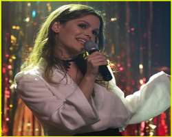 Apart from being a beautiful actress, Rachel is also an owner of a beautiful voice and sung on the soundtrack of Nashville.